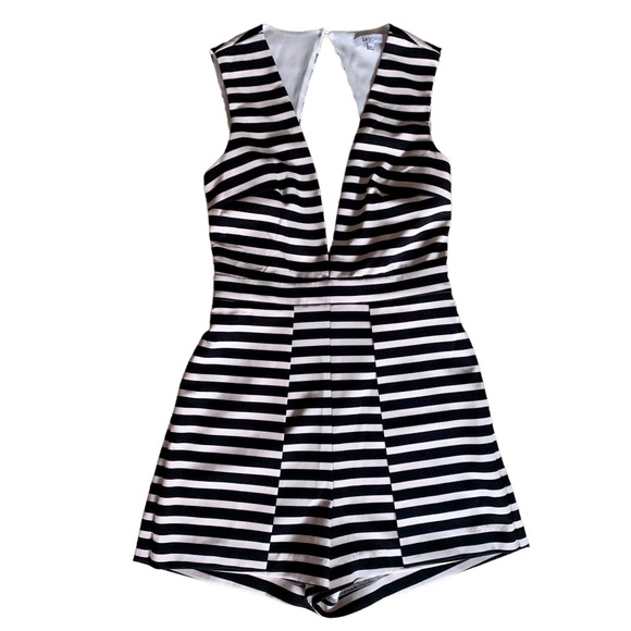 EUC Lucy Paris black and white striped deep v romper w/ pockets & pleats. Sz S. - Picture 3 of 11